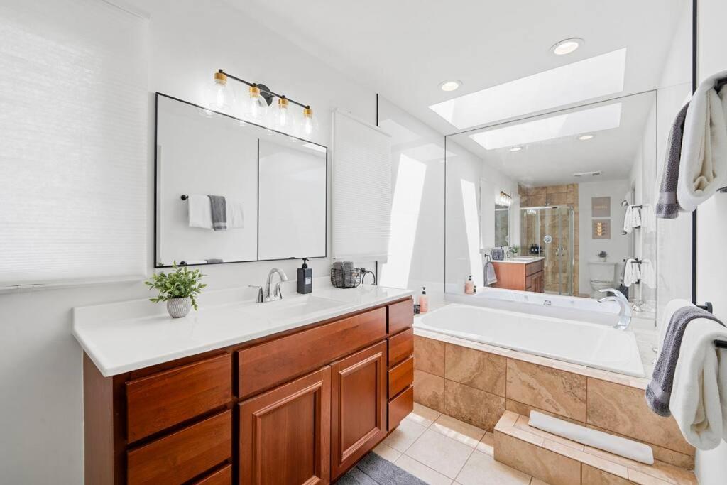 New Bensenville Home By O'Hare Airport With Indoor Pool, Sauna, And Arcade Extérieur photo